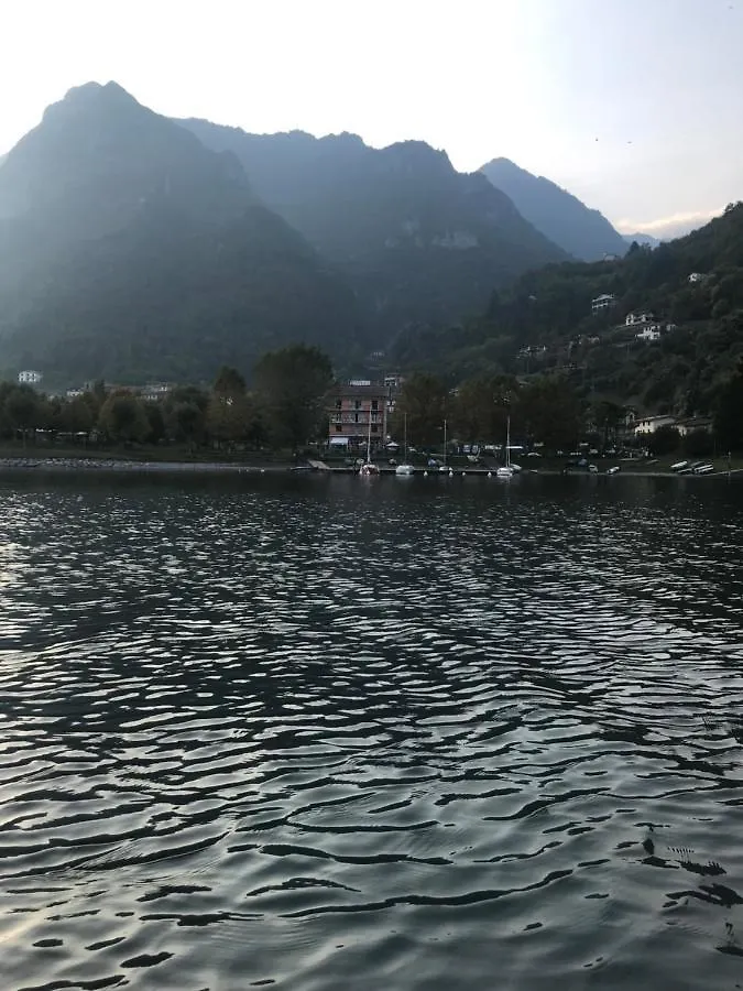 Albergo al lago Anfo Italia